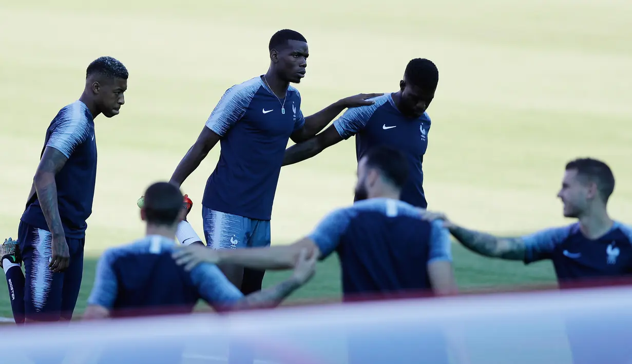 Pemain Prancis, Paul Pogba (tengah) melakukan peregangan bersama rekan-rekannya saat sesi latihan resmi jelang melawan Argentina dalam babak 16 besar Piala Dunia 2018 di Centralny Stadium di Kazan, Rusia, Jumat (29/6). (AP Photo/David Vincent)