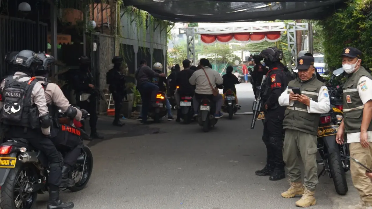 Aparat gabungan kembali menggerebek Kampung Ambon, Jakarta Barat.