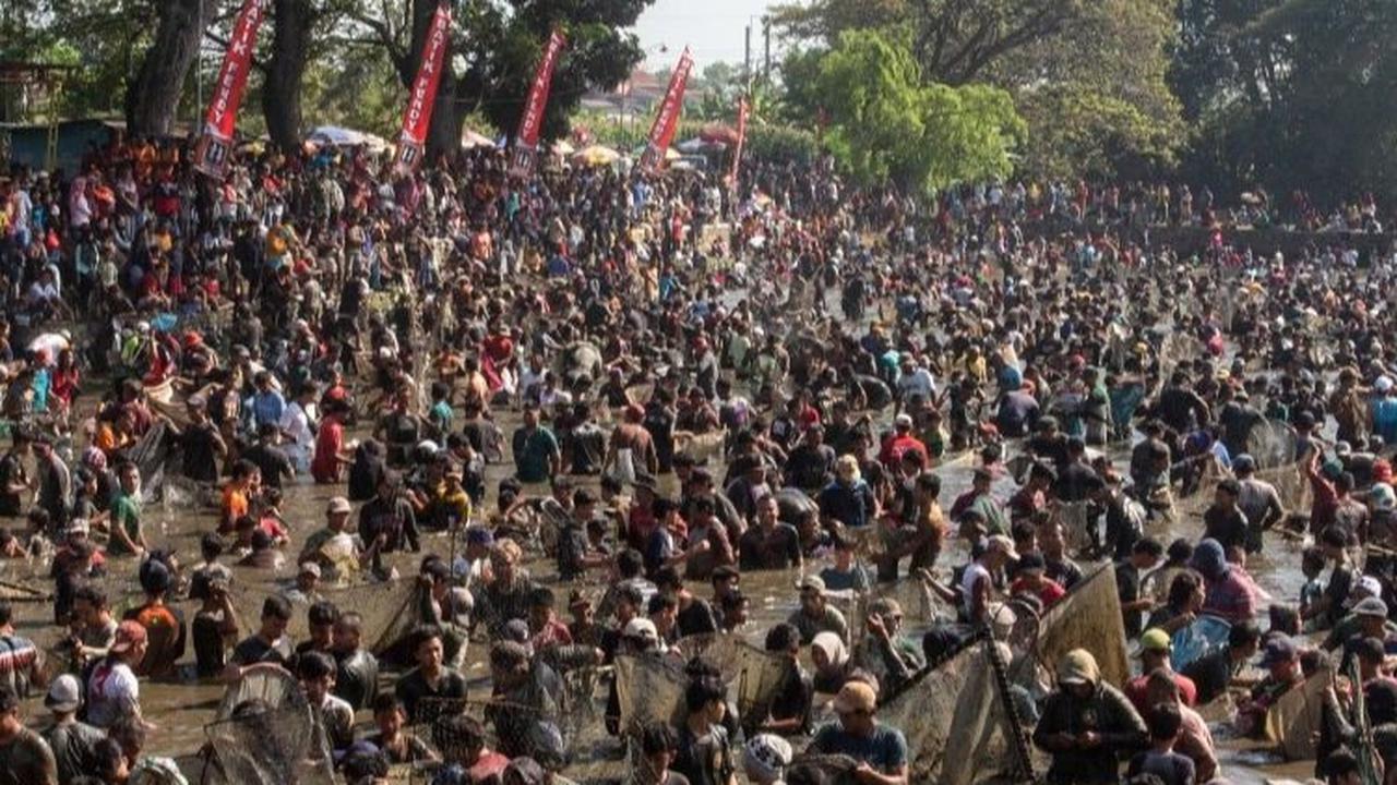 Acara tahunan ini selalu dinantikan oleh masyarakat Klaten dan sekitarnya. Foto: DEVI RAHMAN / AFP<br>