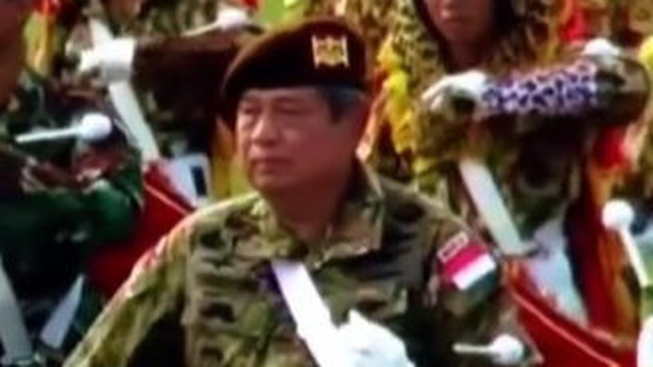 SBY pensiun dari kemiliteran pada 1 April 2001 karena pengangkatannya sebagai menteri. Dia pensiun dengan pangkat Letnan Jenderal (bintang tiga).