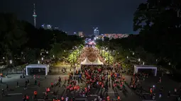 Pendukung Persija Jakarta berbondong-bondong berjalan memasuki stadion untuk menyaksikan laga terakhir BRI Liga 1 2022/2023 antara Persija Jakarta melawan PSS Sleman di Stadion Utama Gelora Bung Karno (SUGBK), Senayan, Jakarta, Sabtu (15/04/2023). (Bola.com/Bagaskara Lazuardi)