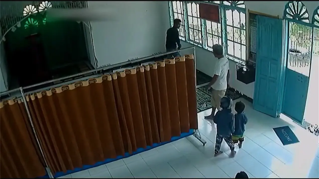 Mencuri kotak amal dengan pura-pura shalat