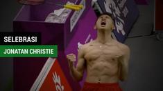 Jonatan Christie melakukan selebrasi buka baju saat berhasil menang menundukkan wakil Jepang, Kenta Nishimoto, di Istora Senayan, Senin (27/8/2018).