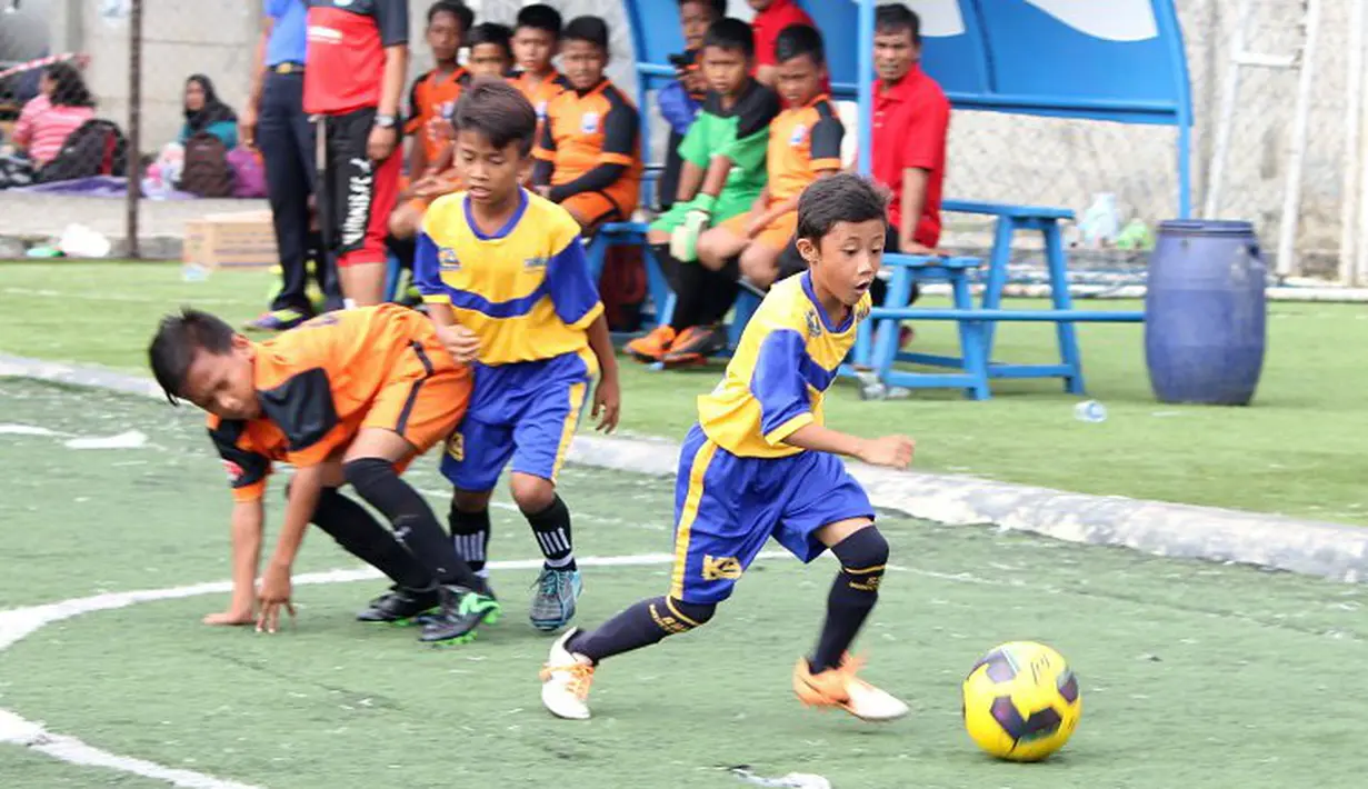 Pemain Indocement SS melewati hadangan pemain Tunas Patriot dalam laga U-11 Liga Bola Indonesia 2016 pekan ke-5 di Sabnani Park, Alam Sutera, Tangerang, Minggu (2/10/2016). (Bola.com/Liga Bola Indonesia)