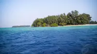 Pulau kecil ini luasnya rata-rata kurang dari 2.000 km2, sehingga saat awan tebal menutupi, pulau tidak bisa tampak dengan baik.
