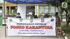 Petugas berjaga di posko karantina pemudik di Gelanggang Remaja Pulogadung, Rawamangun, Jakarta, Kamis (28/5/2020). Pemprov DKI Jakarta melalui Unit Pengelola Terminal Terpadu Pulogebang menjadikan Gelanggang Remaja Pulogadung sebagai lokasi karantina mandiri. (merdeka.com/Iqbal S. Nugroho)