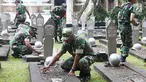Personel TNI mencabut rumput liar saat membersihkan Taman Makam Pahlawan Kalibata di Jakarta, Kamis (9/11). Pembersihan tersebut dilakukan guna menyambut Hari Pahlawan yang diperingati setiap 10 November. (Liputan6.com/Immanuel Antonius)