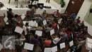 Konduktor Avip Priatna berlatih bersama Jakarta Concert Orchestra dan Batavia Madrigal Singers di Jakarta (8/11). Hymn of Praise ini akan menghadirkan komposisi-komposisi yang memiliki nilai khusus untuk disajikan. (Liputan6.com/Fery Pradolo)