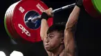 Lifter putra Indonesia, Rahmat Erwin Abdullah, melakukan angkatan snatch pada final 73 kilogram Grup A Asian Games 2022 di Xiaoshan Sports Centre Gymnasium, Hangzhou, China, Selasa (3/10/2023). Rahmat Erwin meraih medali emas dengan total angkatan 359 kilogram sekaligus memecahkan rekor Asian Games. (AP Photo/Louise Delmotte)