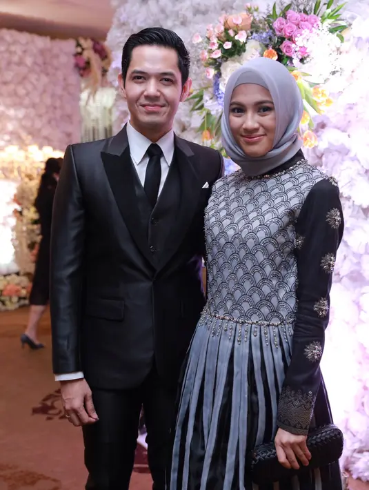 Penampilan berbeda Alyssa Soebandono setelah menikah. Istri Dude Harlino itu memutuskan berhijab setelah resmi menjadi seorang istri. Icha memantabkan selama berbulan-bulan menutup auratnya, meski tidak dipaksakan suami. (Galih W. Satria/Bintang.com)