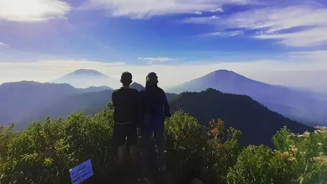 Pemandangan Gunung Karang dan Gunung Pulosari dari puncak Gunung Aseupan