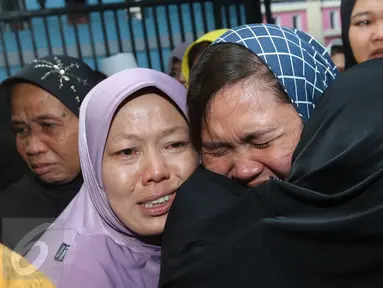 Istri Budi Anduk, Neneng Nurhayati menangis saat dipeluk kerabatnya, Bekasi, Senin (11/1/2016). Budi Anduk menghembuskan nafas terakhir pada usia 47 tahun di RS Dharmais, Jakarta. (Liputan6.com/Herman Zakharia)