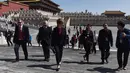 Perdana Menteri Skotlandia Nicola Sturgeon melihat suasana Kota Terlarang di Beijing (10/4). Sturgeon berada di China dalam kunjungannya selama enam hari. (AFP Photo/Greg Baker)