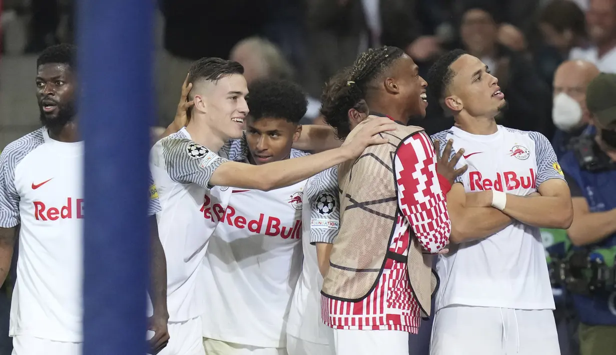 Gelandang RB Salzburg, Noah Okafor (kanan) berselebrasi usai mencetak gol ke gawang Wolfsburg pada pertandingan Grup G Liga Champions di stadion Salzburg, Austria, Rabu  (20/10/2021). Okafor mencetak dua gol dan mengantar Salzburg menang atas Wolfsburg 3-1. (AP Photo/Matthias Schrader)