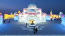 Pengunjung mengamati pahatan es yang dihiasi sorotan lampu warna-warni di Festival Dunia Es dan Salju Harbin, Harbin, Provinsi Heilongjiang, China, Selasa (5/1/2021). Pada tahun ini, Festival Dunia Es dan Salju Harbin tetap berlangsung di tengah bayang-bayang pandemi COVID-19. (Chinatopix via AP)