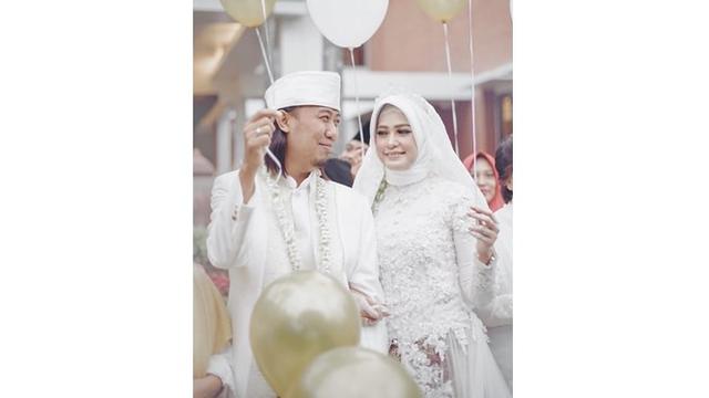 Setelah akad nikah selesai, acara dilanjutkan dengan pelepasan balon ke udara.