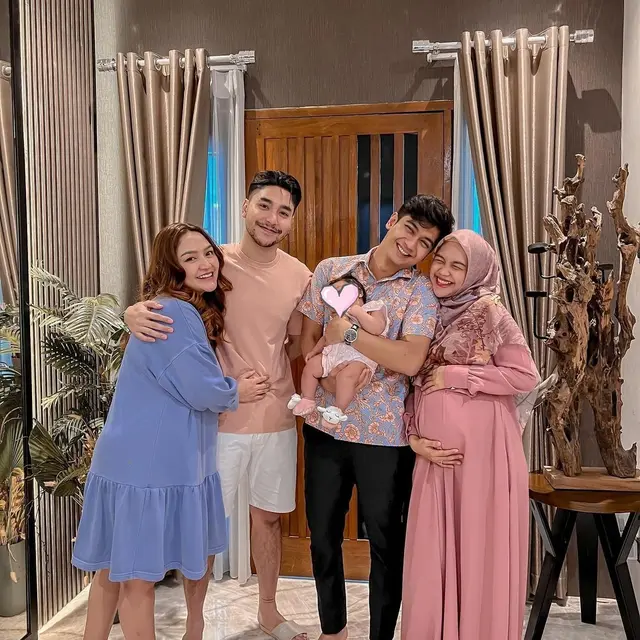 Siap Sambut Kelahiran Buah Hati, Ini 6 Potret Ria Ricis Gendong Anak Artis