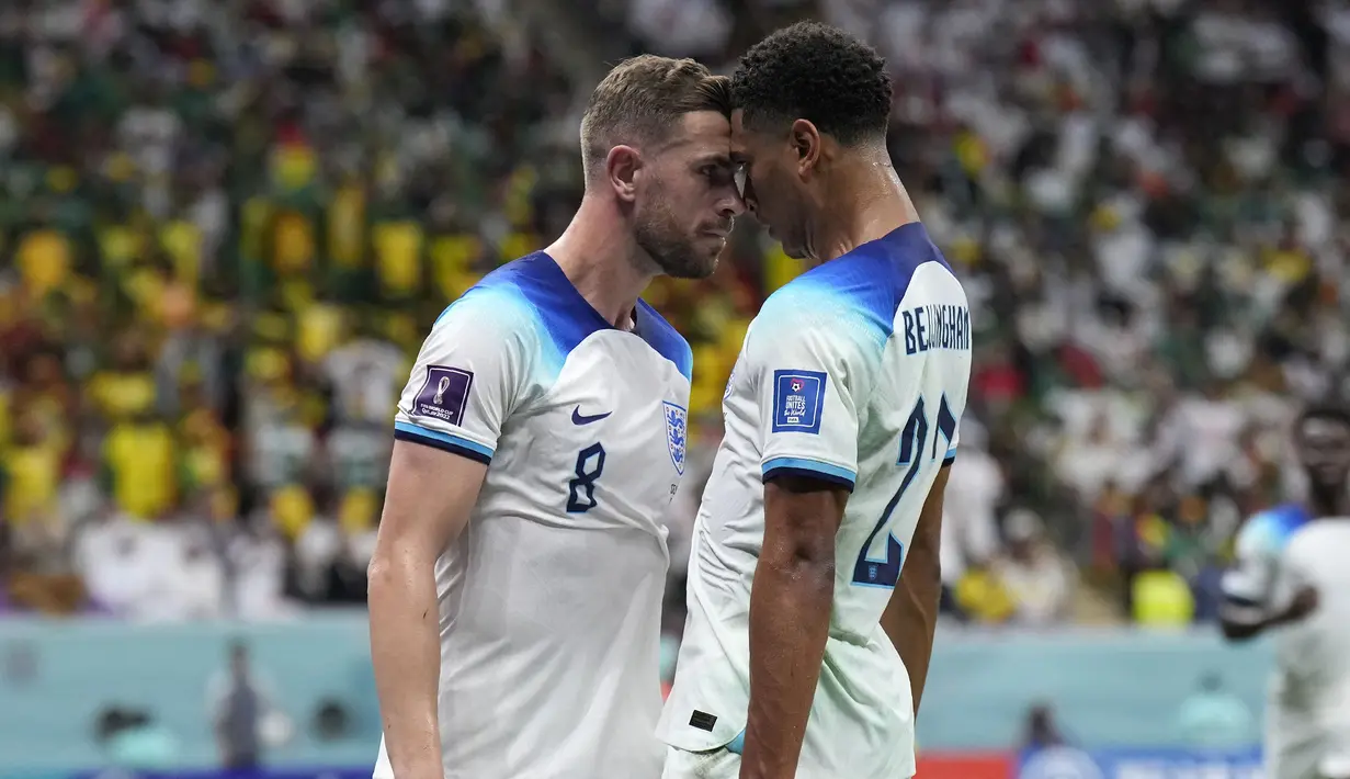 Terjadi selebrasi unik usai Jordan Henderson mencetak gol pertama Timnas Inggris tersebut. Bersama Jude Bellingham sang pemberi assist, keduanya saling beradu kepala dan bertatapan mata cukup intens sebelum akhirnya berpelukan. Entah ada isyarat apa di balik selebrasi keduanya, yang bisa jadi sebagai kode dari Jordan Henderson untuk mengajak sang junior yang kini memperkuat Borussia Dortmund segera berlabuh ke Liverpool. (AP/Hassan Ammar)