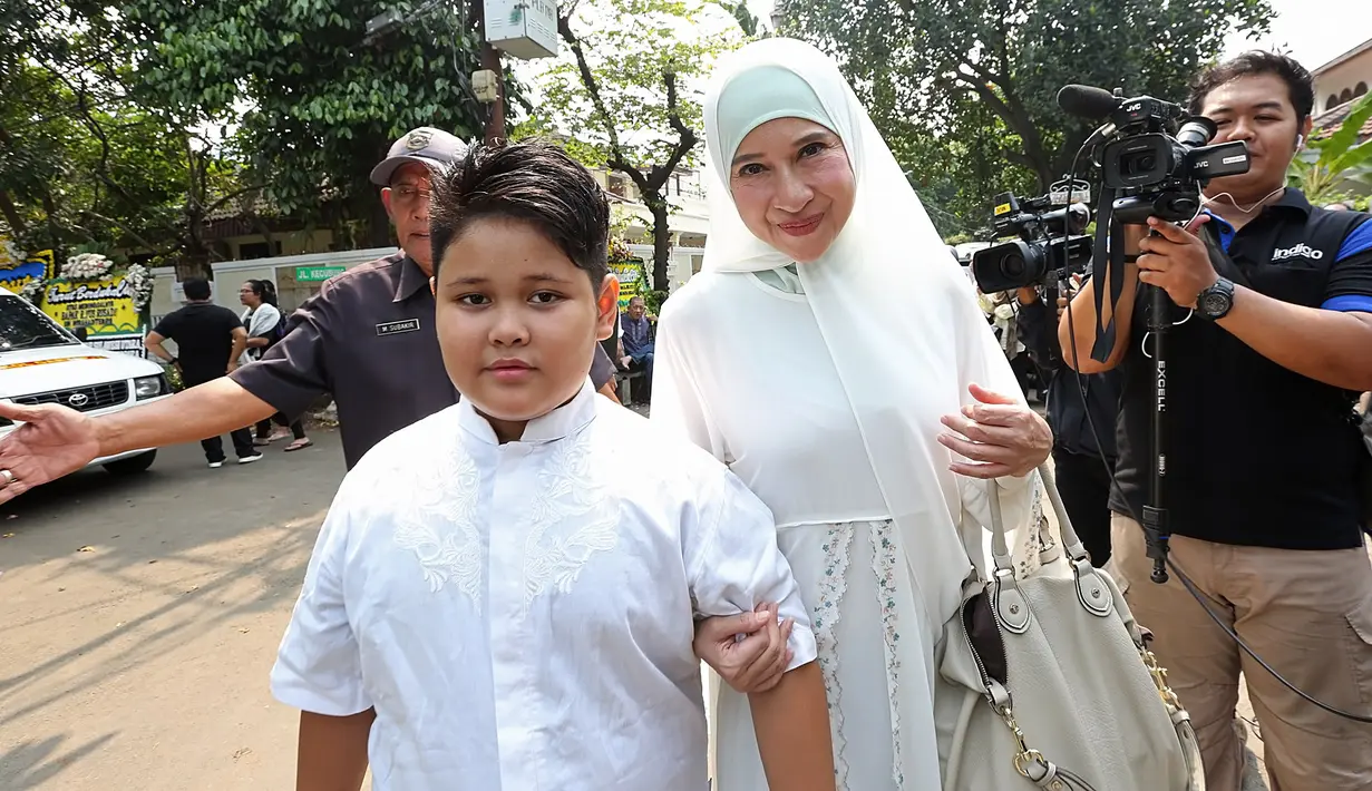 Iring-iringan mobil mengantarkan almarhum. Mobil jenazah putih dan bebarapa mobil mengikuti di belakang. Keberangkatan lebih awal dari perkiraan jam 10.00 WIB. Semua keluarga ikut mengantarkan ke peristirahatan terakhirnya. (Bambang E. Ros/Bintang.com)