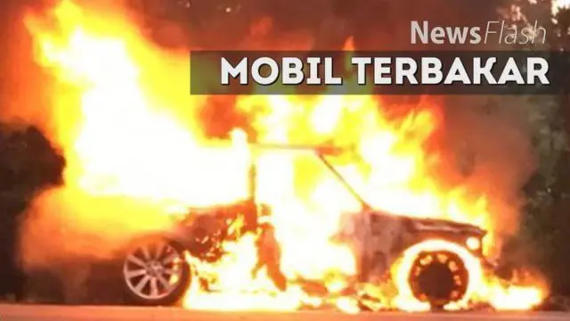 NEWS FLASH: Mobil Range Rover Hangus Terbakar di Tol Jagorawi