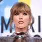 Penyanyi Taylor Swift menghadiri ajang American Music Awards 2018 di Microsoft Theater, Los Angeles, Selasa (9/10). Pulasan lipstik nude pun dipilih Taylor Swift untuk mengimbangi sapuan eyeshadow bergaya smokey. (Kevork Djansezian/Getty Images/AFP)