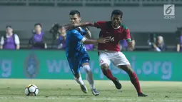Gelandang Indonesia U-23, Zulfiandi (kanan) berebut bola dengan pemain Uzbekistan, Kenjabaev Islom pada laga PSSI Anniversary 2018 di Stadion Pakansari, Kab Bogor, Kamis (3/5). Laga berakhir imbang 0-0. (Liputan6.com/Helmi Fithriansyah)