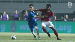 Gelandang Indonesia U-23, Zulfiandi (kanan) berebut bola dengan pemain Uzbekistan, Kenjabaev Islom pada laga PSSI Anniversary 2018 di Stadion Pakansari, Kab Bogor, Kamis (3/5). Laga berakhir imbang 0-0. (Liputan6.com/Helmi Fithriansyah)