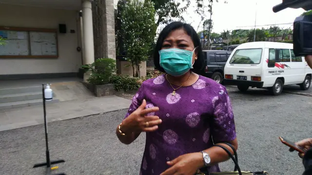 Tangisan Umat Kristiani di Palembang Ikuti Misa Natal Saat Pandemi Covid-19