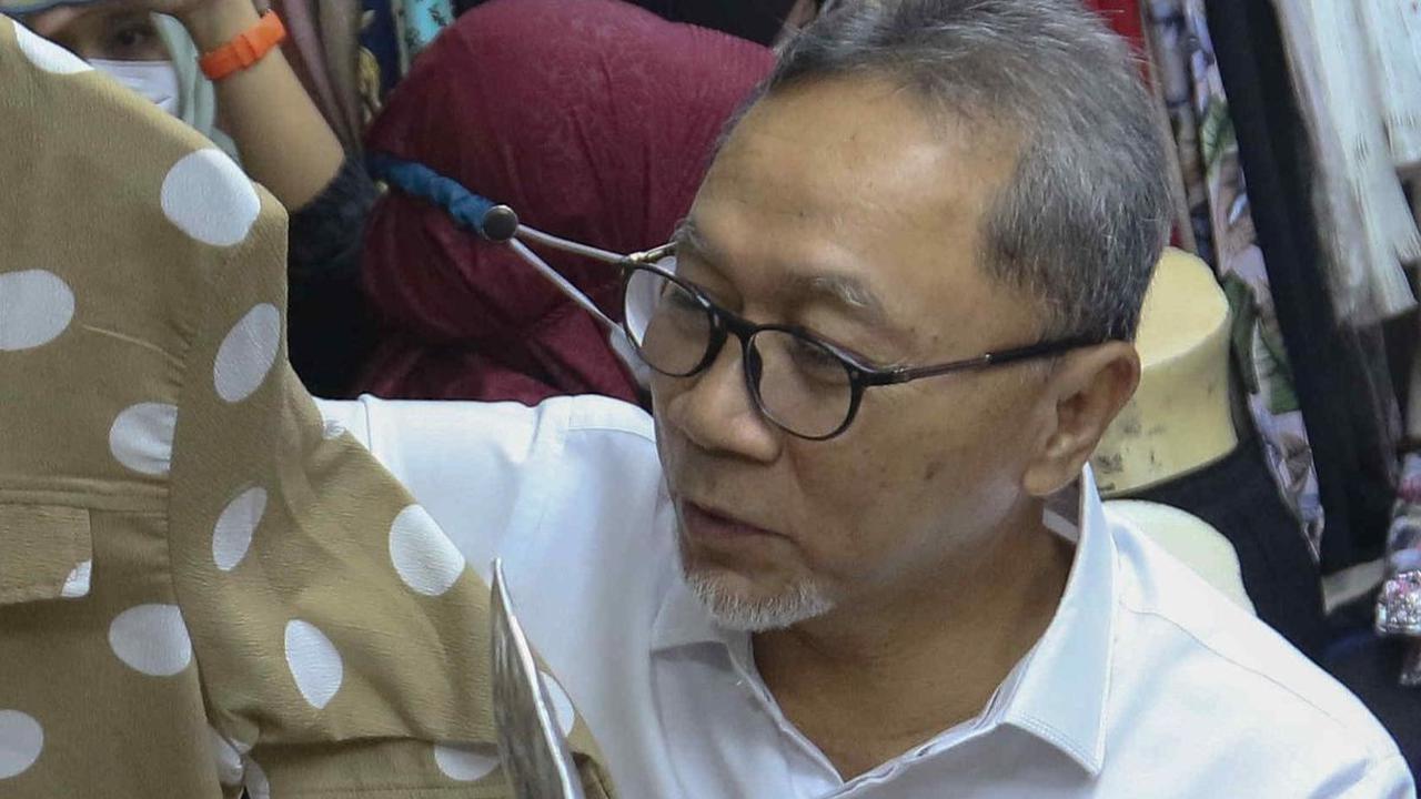 FOTO: Blusukan di Pasar Tanah Abang, Mendag Zulhas Borong Baju Lebaran
