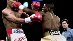 Floyd Mayweather Jr. saat mengalahkan Jose Luis Castillo untuk merebut gelar juara dunia Kelas Ringan WBC. 20 April 2002. (AFP)