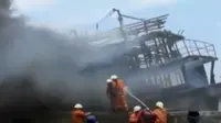 2 Kapal Nelayan Hangus Terbakar di Muara Angke