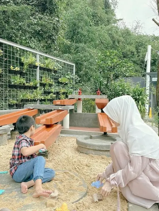 Larissa Chou juga setia menemani Yusuf bermain saat liburan [Instagram/larissachou]