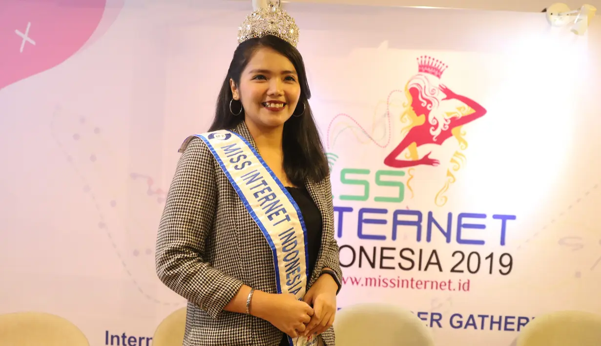 Miss Internet Indonesia 2018 Nathasya Juli Silaen berpose saat Media & Influencer Gathering Miss Internet 2019 di Go Works Setiabudi, Jakarta Selatan, Rabu (19/9/2019). Miss Internet 2019 kembali digelar untuk mengkampanyaken internet positif kepada masyarakat. (Liputan6.com/Angga Yuniar)