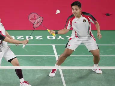 Pasangan ganda putri Indonesia, Greysia Polii/Apriyani Rahayu, memastikan satu tempat di perempat final cabang bulutangkis Olimpiade Tokyo 2020, Senin (26/7/2021). (Foto/AP/Dita Alangkara)