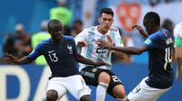 Gelandang Timnas Argentina, Cristian Pavon (tengah) mendapat tekanan dari duo Prancis, Blaise Matuidi (kanan) dan N'Golo Kante, pada laga 16 Besar Piala Dunia 2018, di Kazan Arena, Sabtu (30/6/2018) malam WIB. (AFP/Roman Kruchinin)