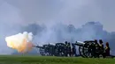Pasukan Artileri Berkuda Kerajaan menembakkan meriam untuk merayakan ulang tahun Pangeran Philip di Hyde Park, London, Senin (11/6). Tembakan salvo sebanyak 41 kali tersebut menandai hari ulang tahun Pangeran Philip yang ke-97. (AP/Kirsty Wigglesworth)