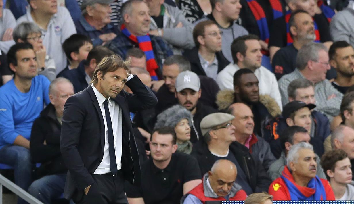 Pelatih Chelsea, Antonio Conte, tampak kecewa usai ditaklukkan Crystal Palace pada laga Premier League di Stadion Selhurst Park, Sabtu (14/10/2017). Crystal Palace menang 2-1 atas Chelsea. (AP/Alastair Grant)