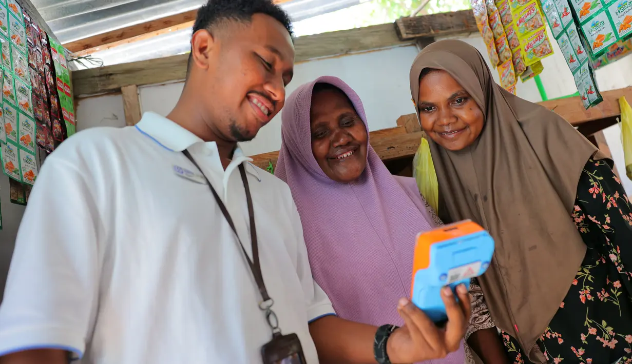 Ragaia Sosir menjalankan peran sebagai BRILink Agen di Kampung Arar, Sorong, Papua Barat Daya. Melalui kiosnya, warga dapat melakukan sejumlah transaksi seperti penarikan, pengisian saldo, pembelian pulsa dan token listrik tanpa harus menyeberang dan bepergian jauh. (Sumber: BRI/Advertorial)