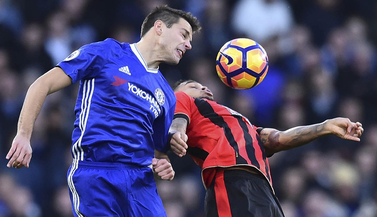 4. Bek Chelsea, Cesar Azpilicueta, berebut bola dengan striker Bournemouth, Joshua King, pada laga Premier League di Stadion Stamford Bridge, Inggris, Senin (26/12/2016). (AFP/Glyn Kirk)