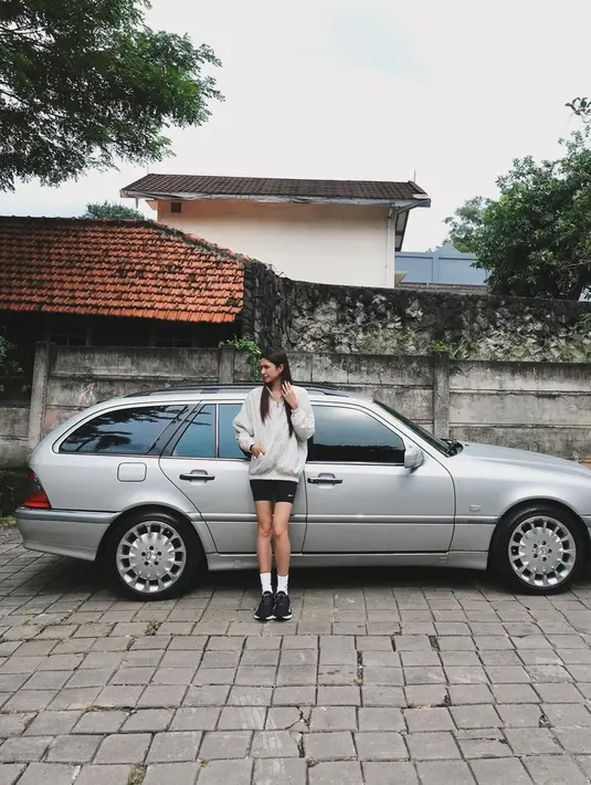 Tampil old school, Mikha Tambayong padukan biker pants, baseball jacket, sepatu hitam, dan ankle socks [@miktambayong]