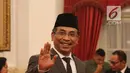 Khatib Aam PBNU Yahya Cholil Staquf bersiap dilantik sebagai anggota Wantimpres RI di Istana Negara, Jakarta, Kamis (31/5). Yahya Cholil diangkat menjadi anggota Wantimpres menggantikan almarhum KH Hasyim Muzadi yang wafat. (liputan6.com/Angga Yuniar)