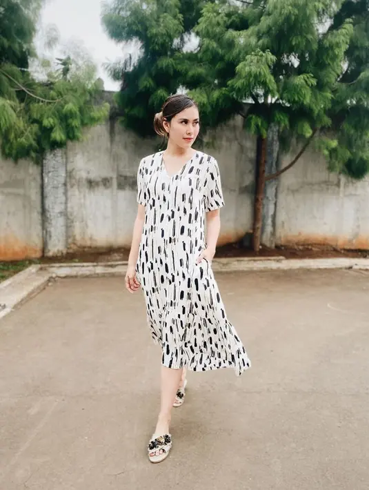 Sebagai publik figur, Syahnaz Sadiqah selalu memperhatikan penampilannya. Wanita 27 tahun ini pun pandai memadukan busana. Kali ini ia tampil memesona dengan simple dress dan sandal dengan warna senada. (Liputan6.com/IG/@syahnazs)