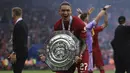 Pemain Liverpool, Darwin Nunez merayakan kemenangan timnya sambil membawa trofi Community Shield 2022/2023 usai mengalahkan Manchester City 3-1 di King Power Stadium, Sabtu (30/07/2022). (AP/Leila Coker)