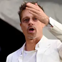 Brad Pitt selingkuhi Jennifer Aniston dengan Angelina Jolie. Brad Pitt sendiri diketahui memulai hubungan mereka saat syuting Mr. and Mrs. Smith. (Toru YAMANAKA / AFP)