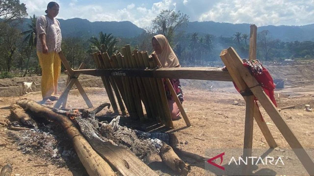Tradisi Lemang Tukka Bertahan Kuat di Tengah Bekas Banjir Idulfitri