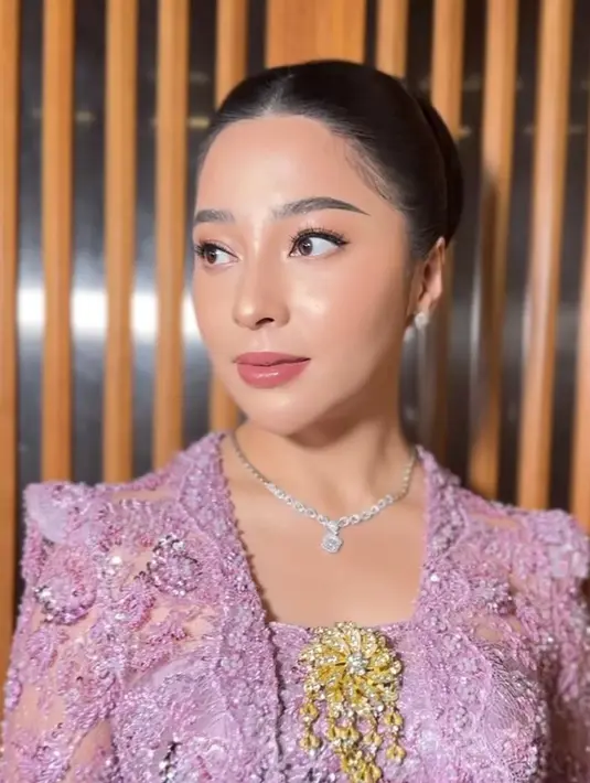 Aksesori berupa bros emas yang disematkan di dadanya membuat penampilannya kian mewah. Ditambah perhiasan berupa kalung, anting-anting, dan gelang silver dari Diamond Pavilion yang menambah kemewahan dari penampilan istri Indra Priawan itu. [@nikitawillyofficial94/@melinathemua]