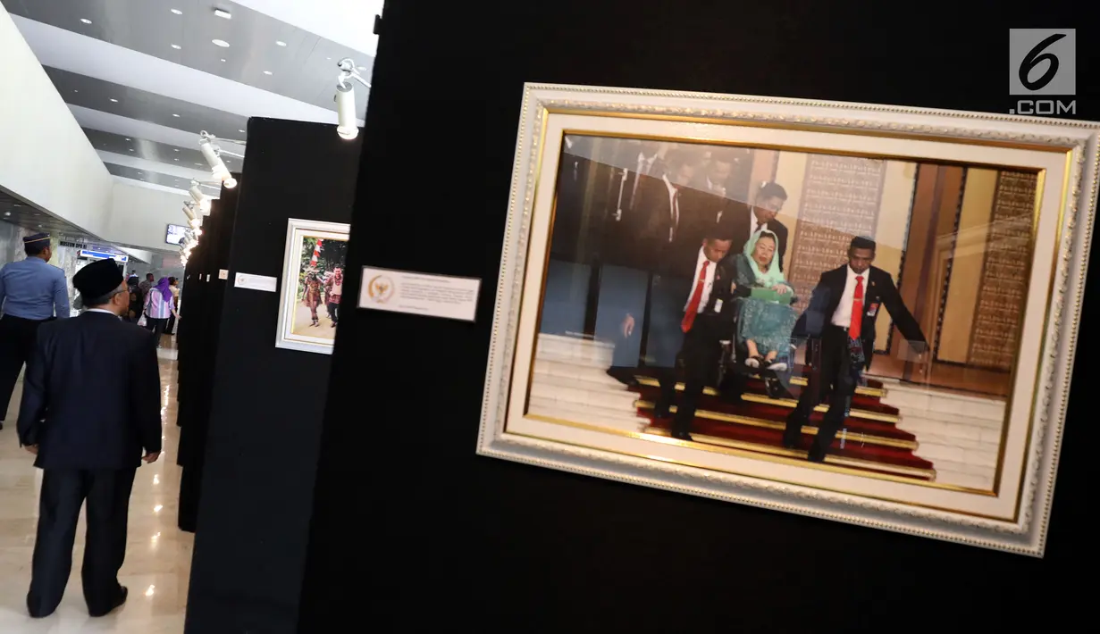 Pengunjung melihat pameran Foto Wartawan Parlemen bertema DPR Zaman Now di Komplek Parlemen, Senayan, Jakarta, Kamis (29/8/2019). Pameran ini dalam rangka memperingati HUT DPR ke 74. Jumlah Foto yang dipamerkan sebanyak 101 Karya Foto dari 30 pewarta Foto Parlemen. (Liputan6.com/Johan Tallo)