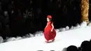 Model cilik berjalan di catwalk membawakan koleksi Jinshangyuyi karya desainer Wang Cong selama China Fashion Week di Beijing pada Kamis (9/9/2021). Gelaran pekan mode tersebut tetap digelar di tengah pandemi corona covid-19. (Giok GAO / AFP)