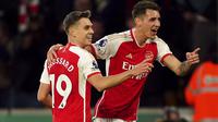 Selebrasi gelandang Arsenal, Leandro Trossard (kiri) bersama Jakub Kiwior setelah mencetak gol pertama timnya ke gawang Wolverhampton Wanderers pada laga pekan ke-33 Premier League 2023/2024 di Molineux Stadium, Wolverhampton, Sabtu (20/4/2024). (PA via AP Photo/Mike Egerton)