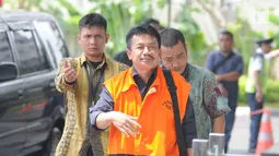 Ekspresi Bupati Jombang Nyono Suharli Wihandoko saat akan menjalani pemeriksaan di Gedung KPK, Jakarta, Jumat (9/2). Uang tersebut dikutip oleh Plt Kadis Kesehatan Jombang Inna Sulistyowati dari 34 puskesmas. (Liputan6.com/Herman Zakharia)